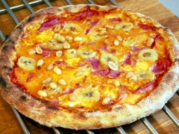 Pizza with banana and curry