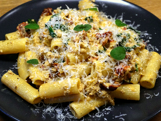 Krämig pasta med kycklingfärs