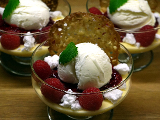 Citronmousse med hallonsås och havreflarn