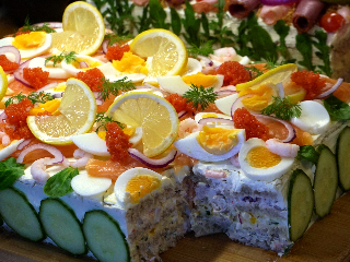Smörgåstårta med lax och räkor