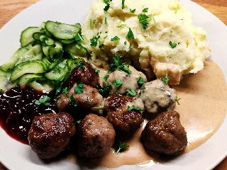 Meatballs with mashed potatoes
